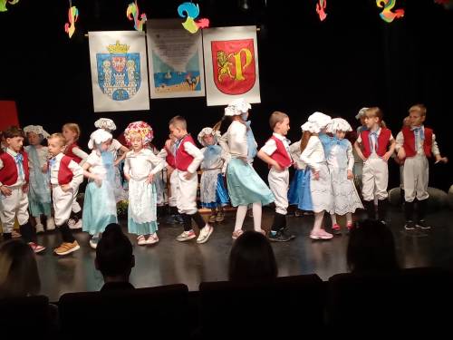 Przedszkolaki podczas występów tanecznych na scenie CKiS w Pruszczu Gdańskim.